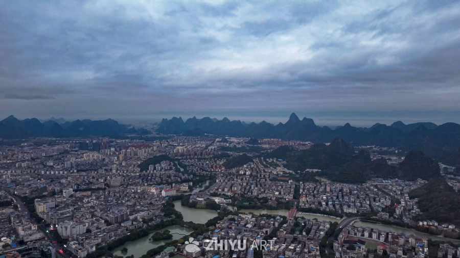 桂林山水间的都市黄昏