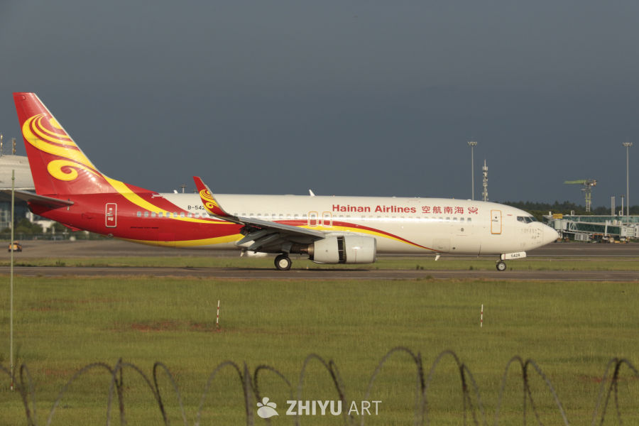 海南航空飞机在机场跑道上