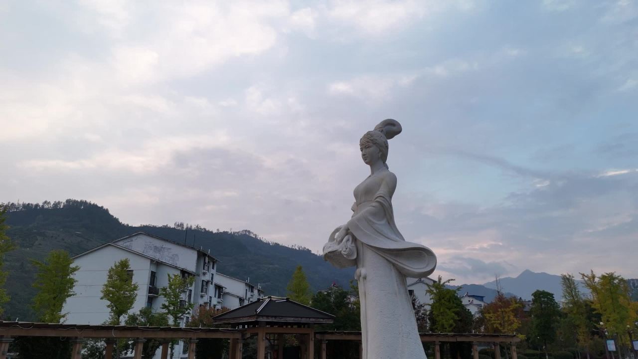 晨曦中的古典雕像