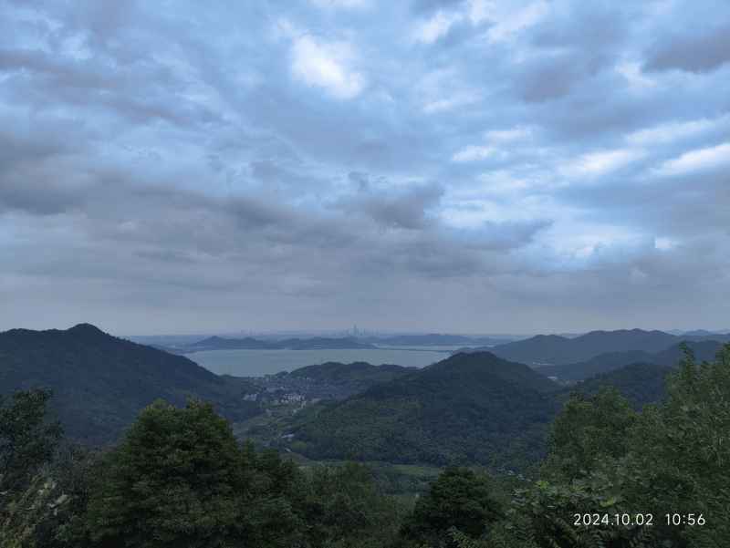 乌云之下群山环绕的东钱湖