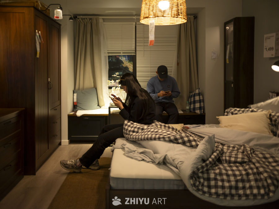 温馨卧室中的二人时光