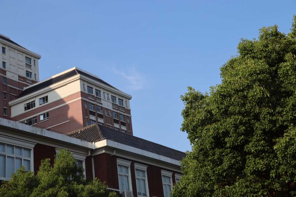 晴空之下的大学校园