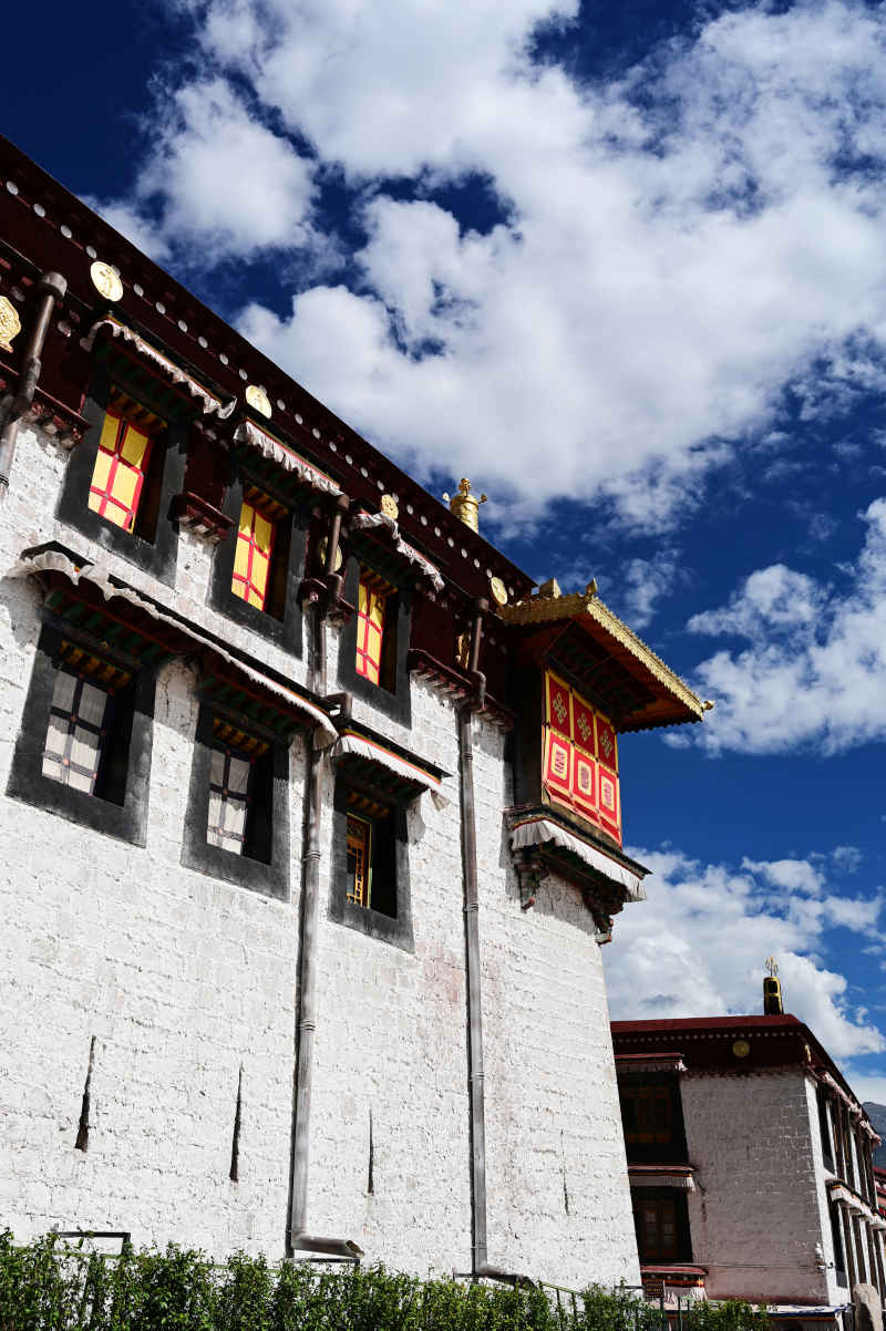 西藏拉萨蓝天下的大昭寺外墙