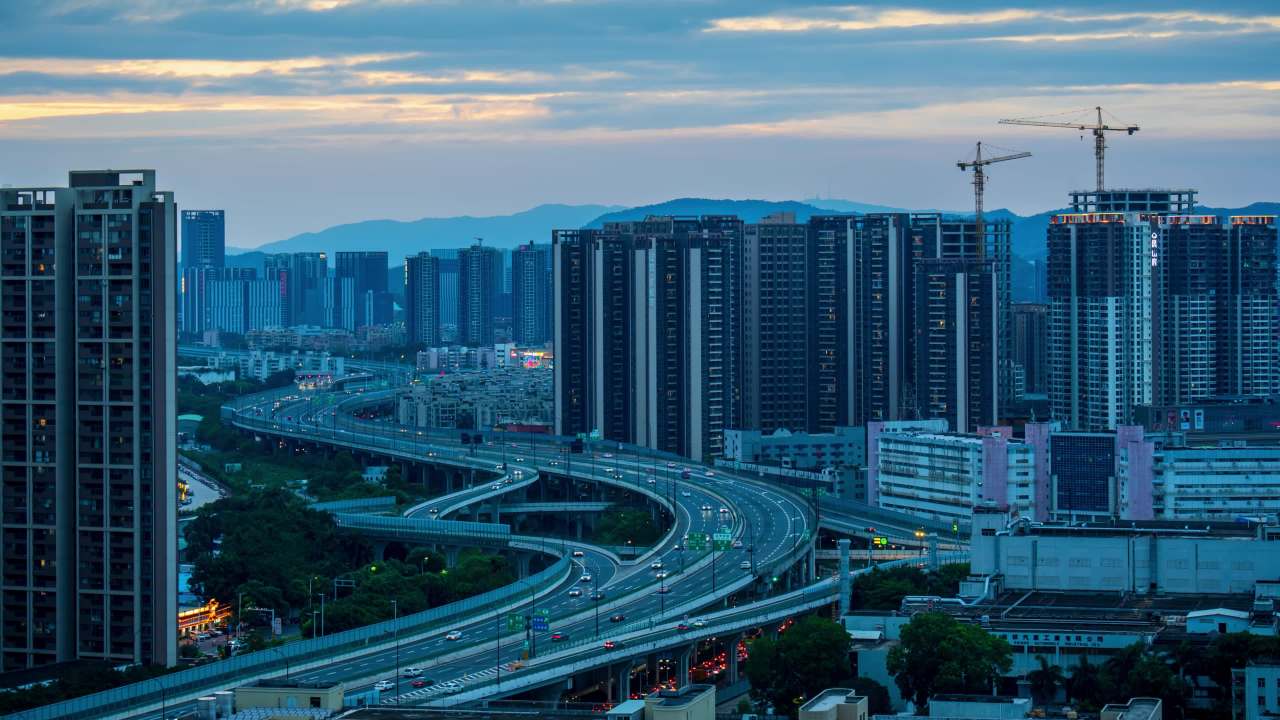 珠海城市立交桥与高楼黄昏景象 