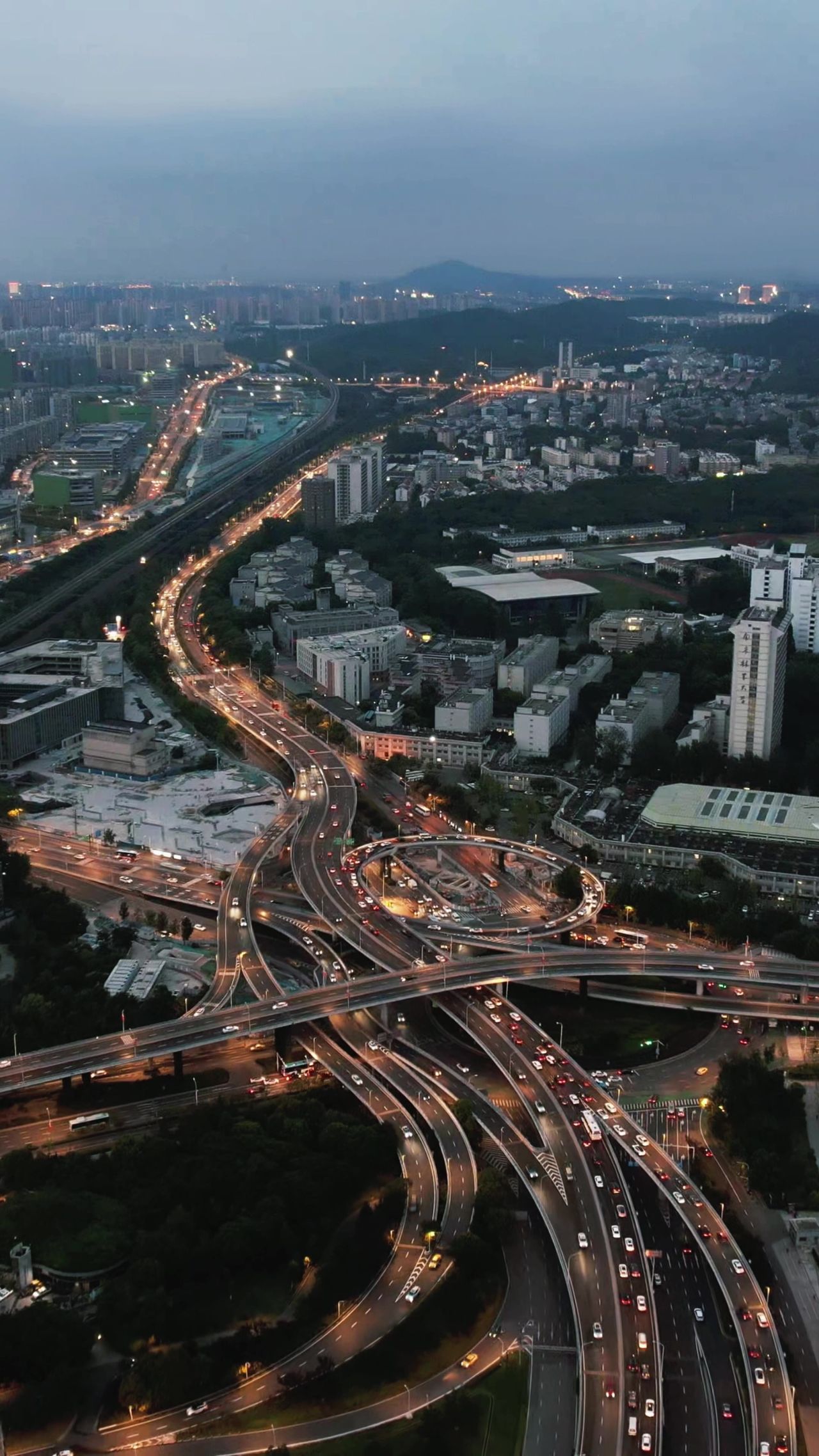 城市高架桥夜景交通竖屏航拍