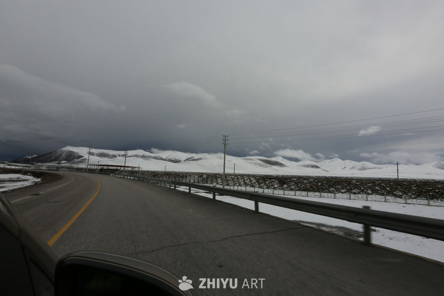 雪山下的公路