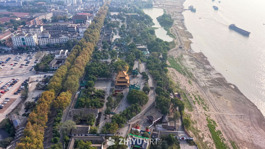 江边古城与自然风光