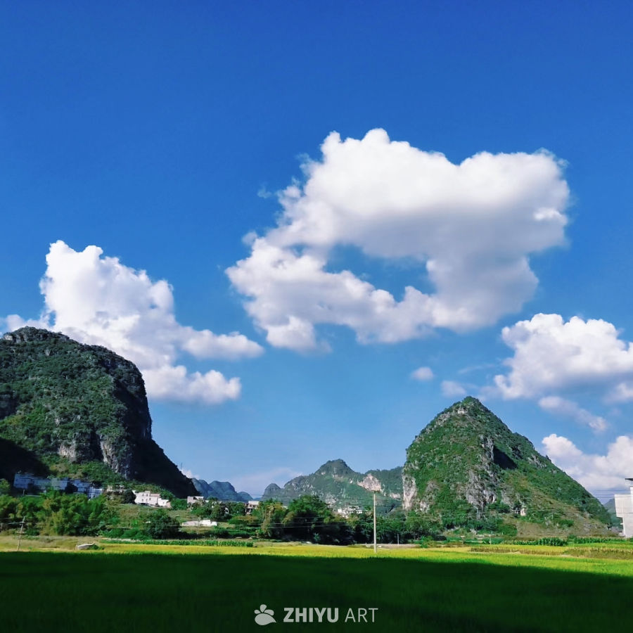 蓝天白云下的山水田园