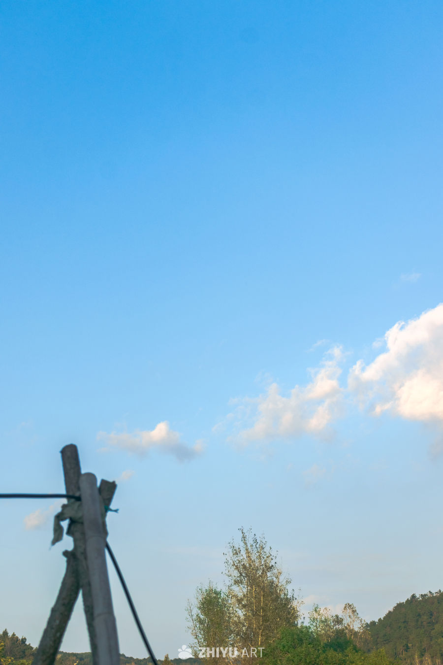 蓝天下的乡村一角