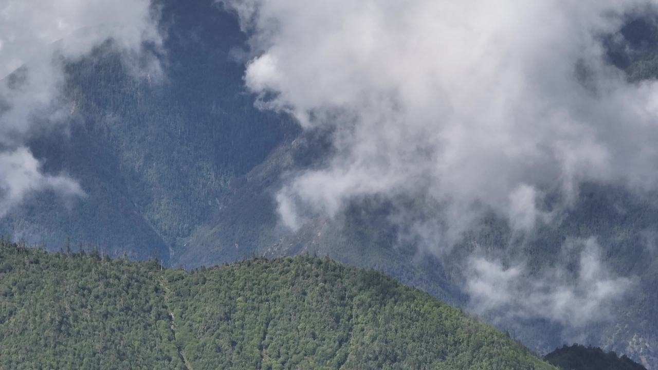 壮丽山脉与蜿蜒道路的自然风光