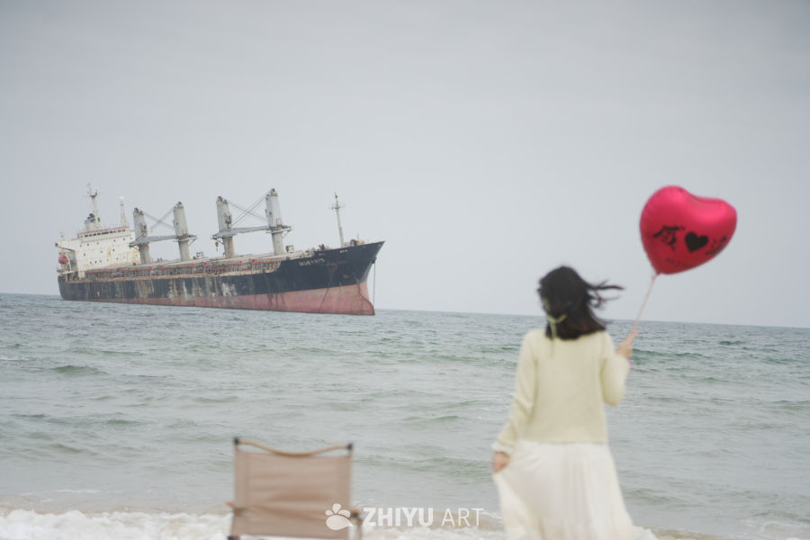 海风中的心形气球