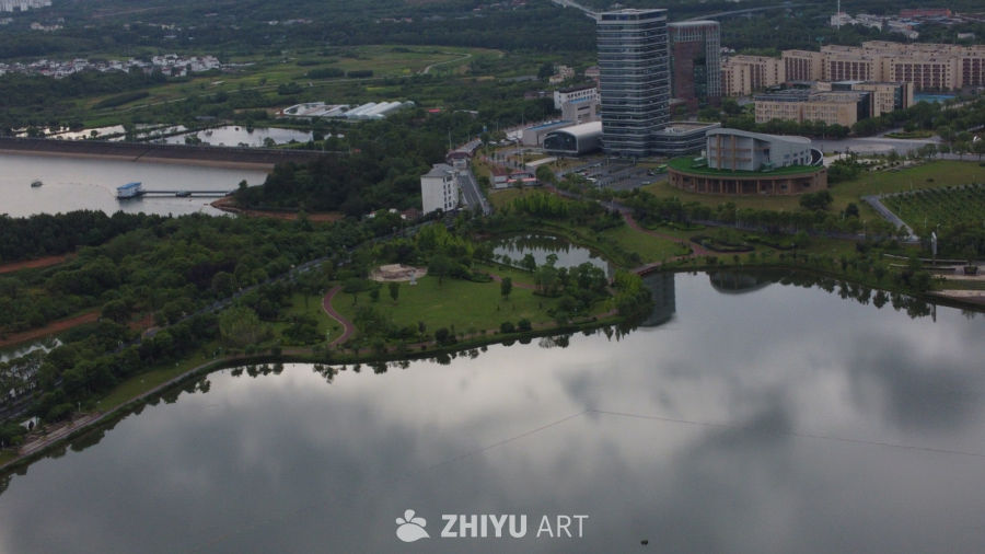湖畔绿意盎然的城市画卷