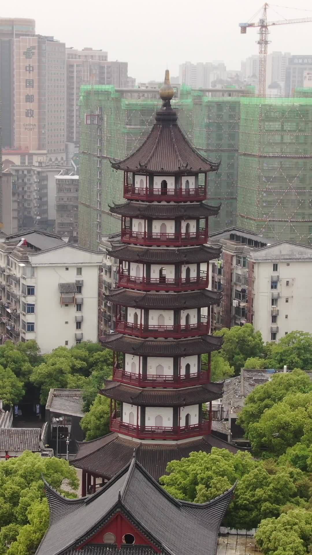 传统与现代交织的塔楼