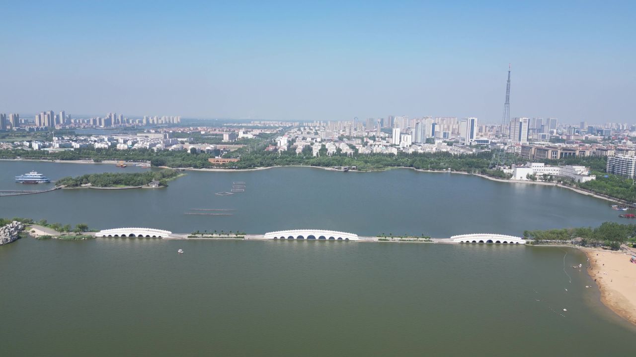  航拍山东东营清风湖公园