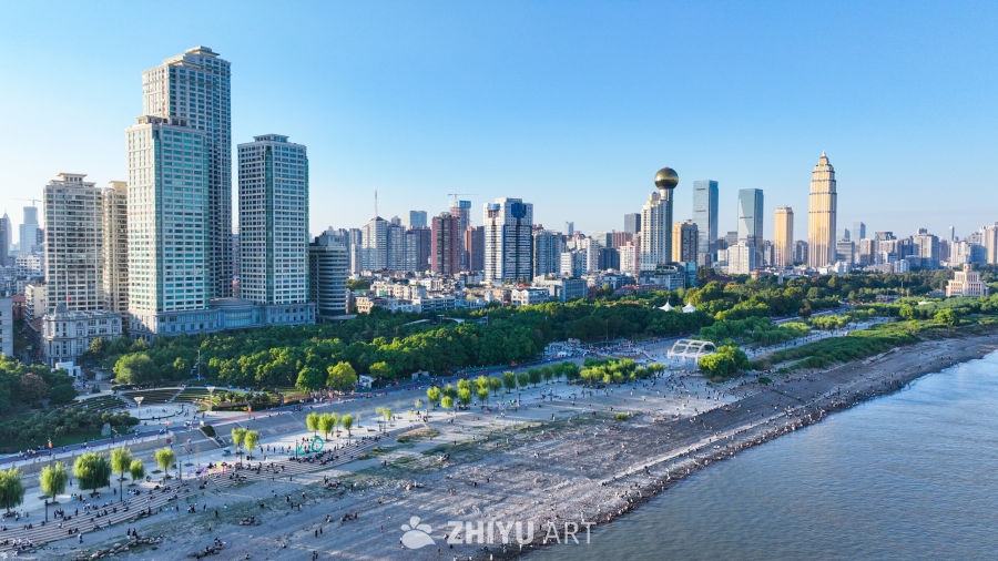 城市河边绿意盎然的休闲时光