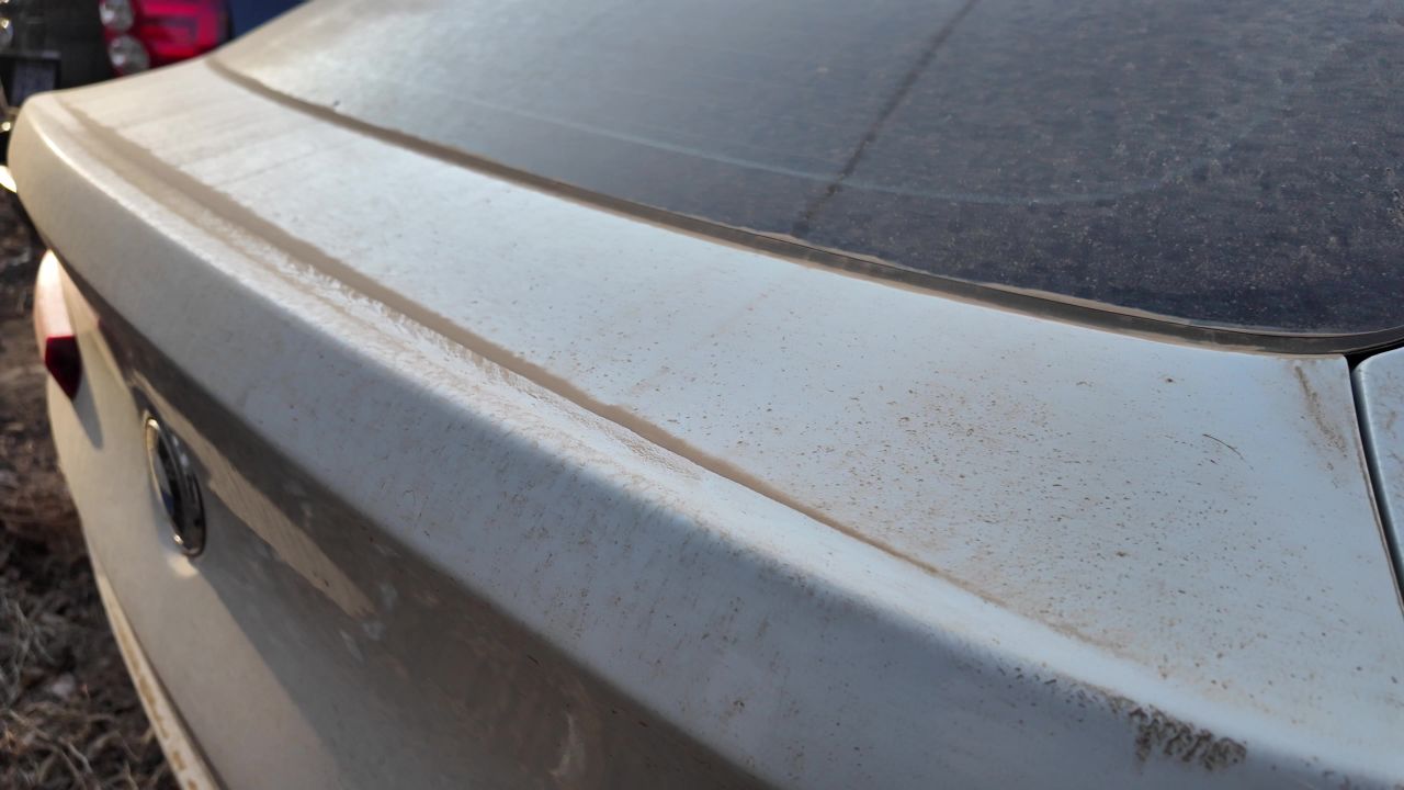满是灰尘的车 7