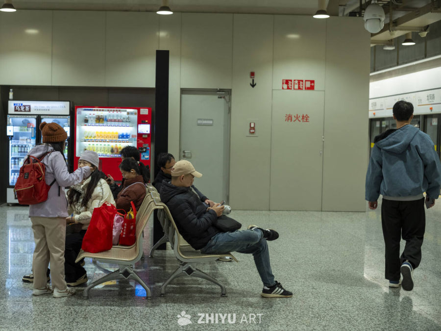 地铁站候车瞬间
