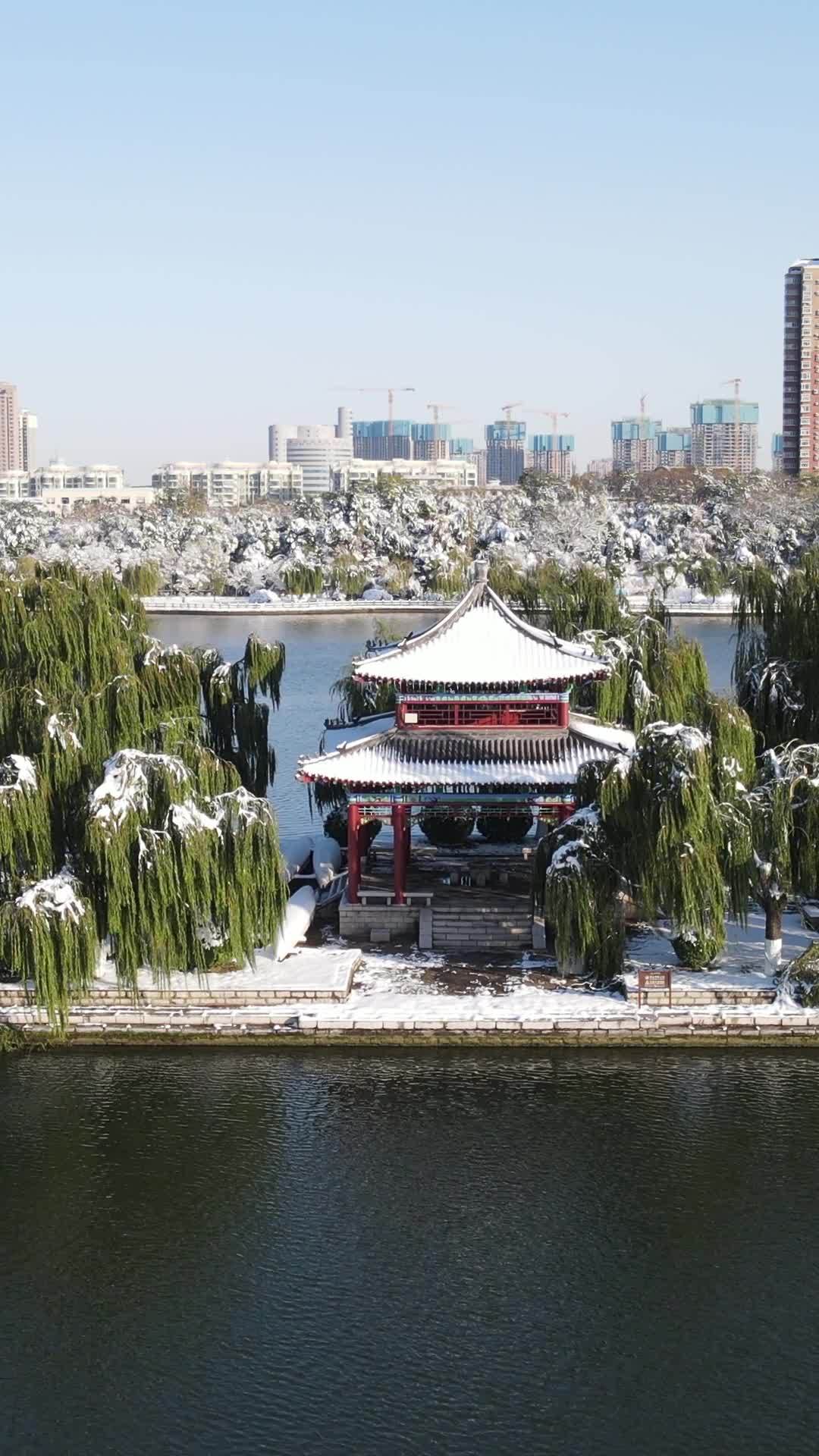 雪中古亭静谧湖畔