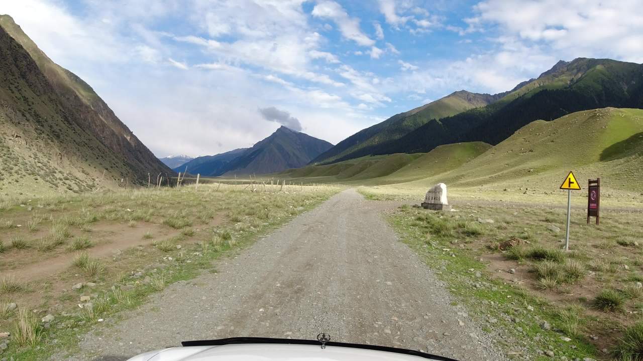 山间小路的宁静之旅