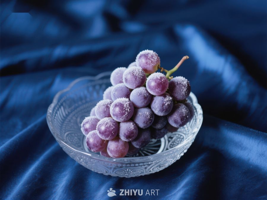 晶莹紫葡萄置于蓝色布景之上 168