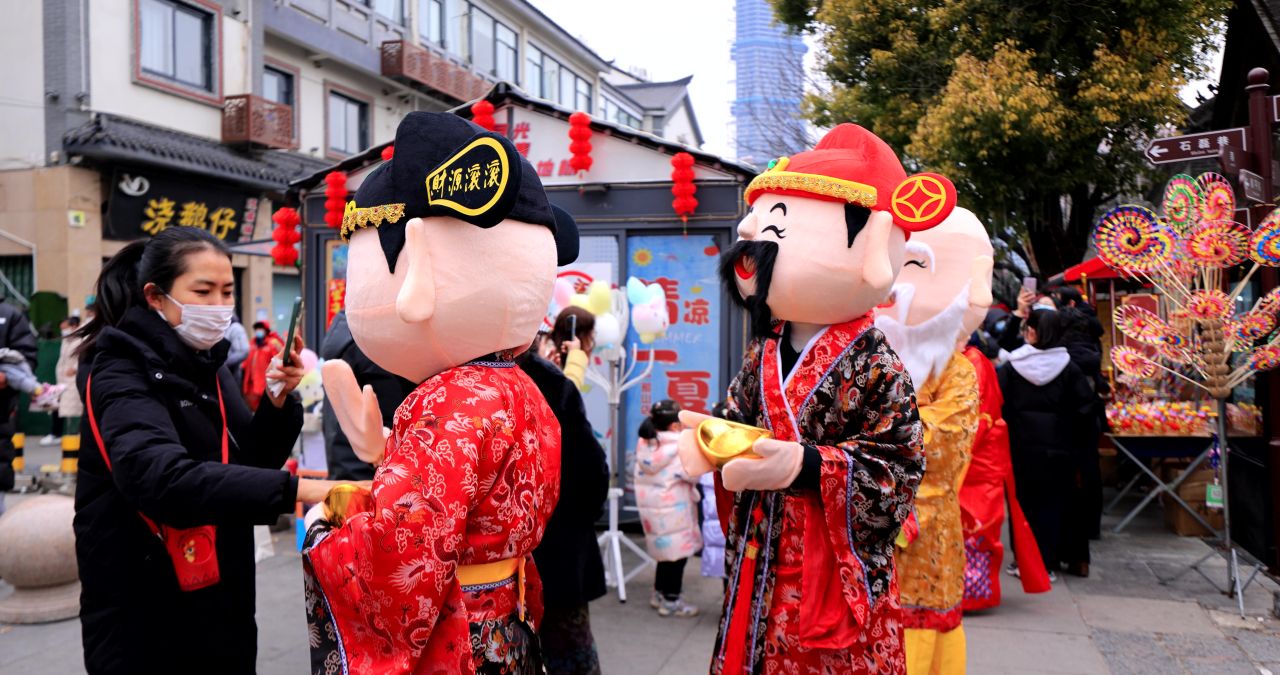 实拍8k财神送祝福