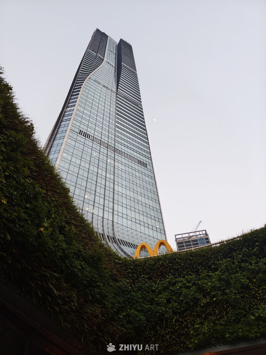 都市高楼与绿植环绕