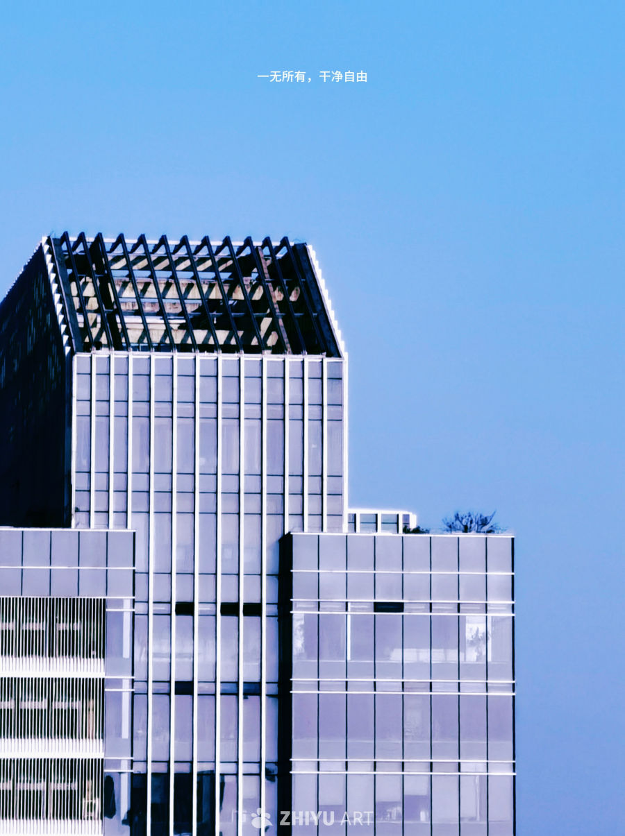 现代建筑的蓝天映衬