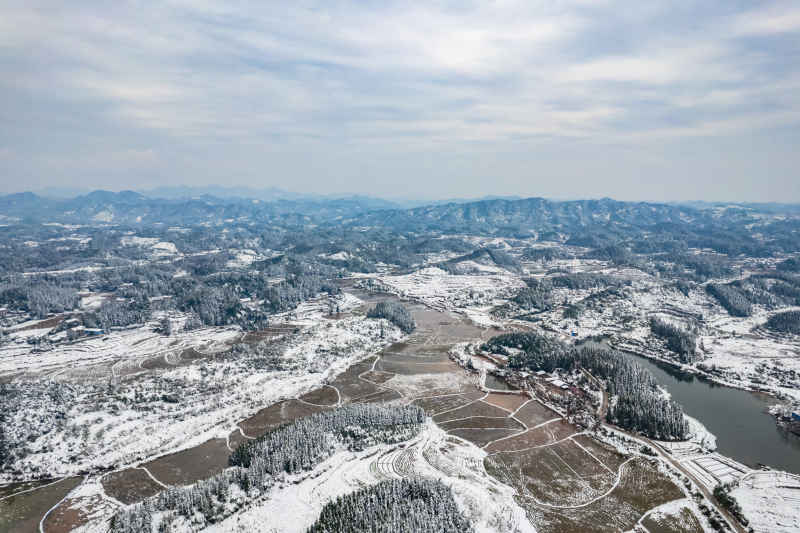 冬天丘陵山川农田美丽乡村雪景航拍图 