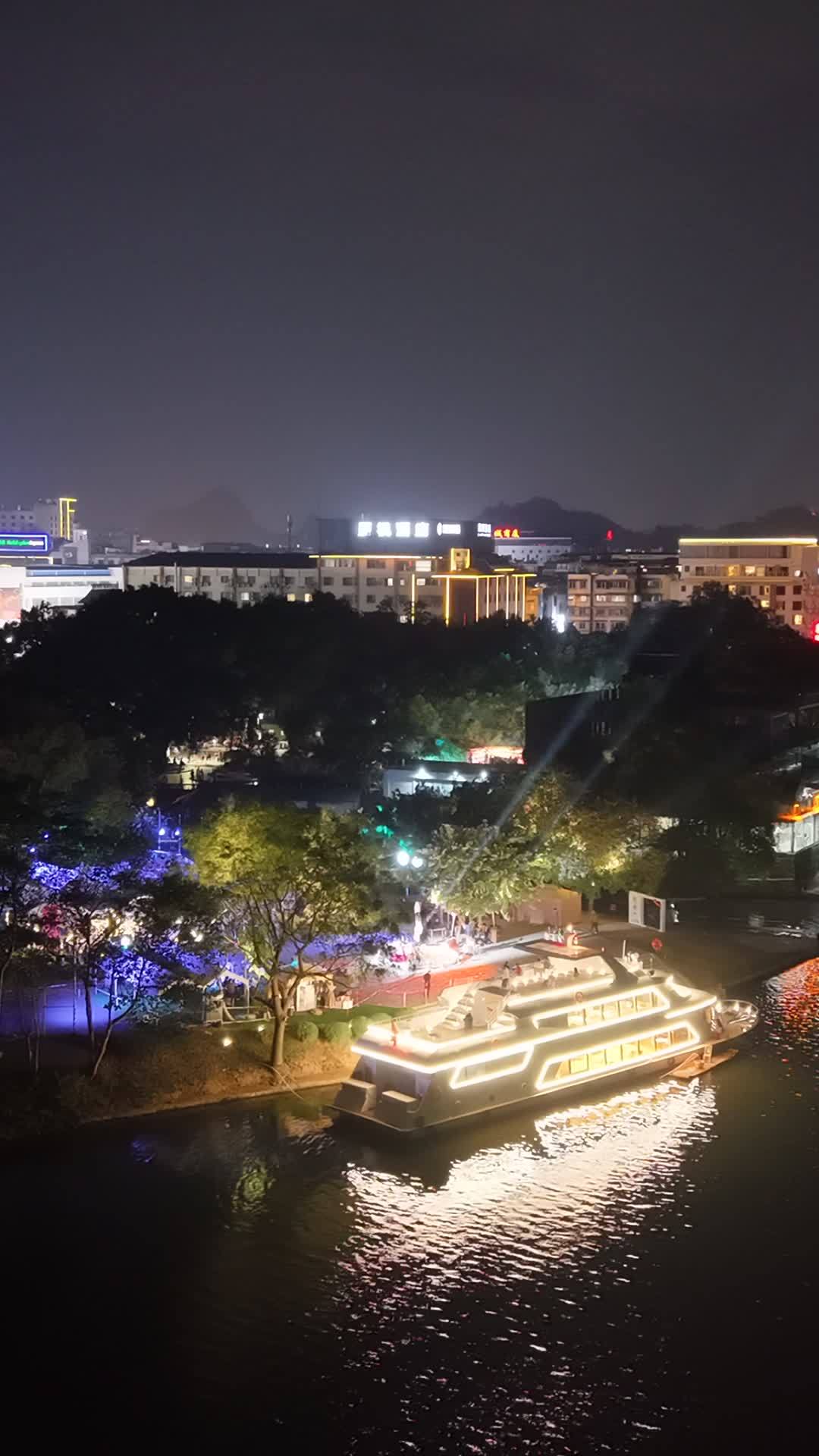 竖版航拍桂林漓江两岸夜景 (3)