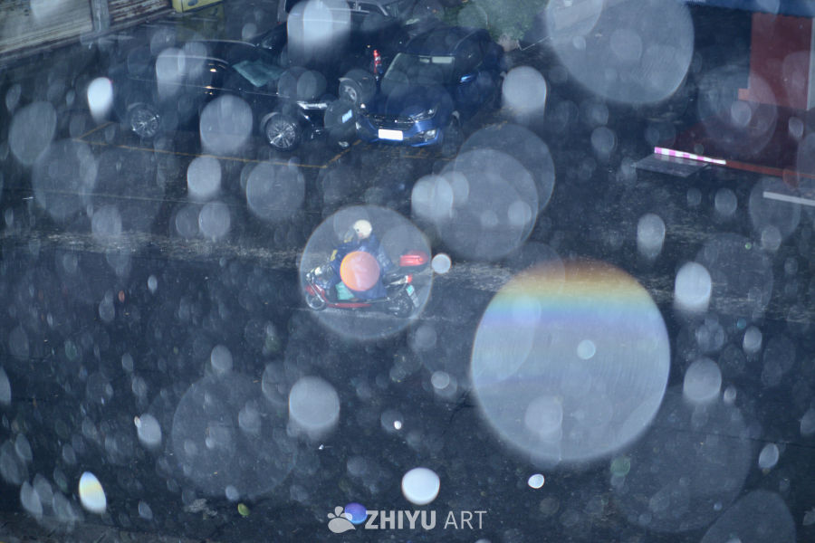 雨中城市的倒影