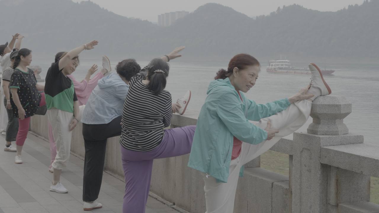 河边老人健身时光