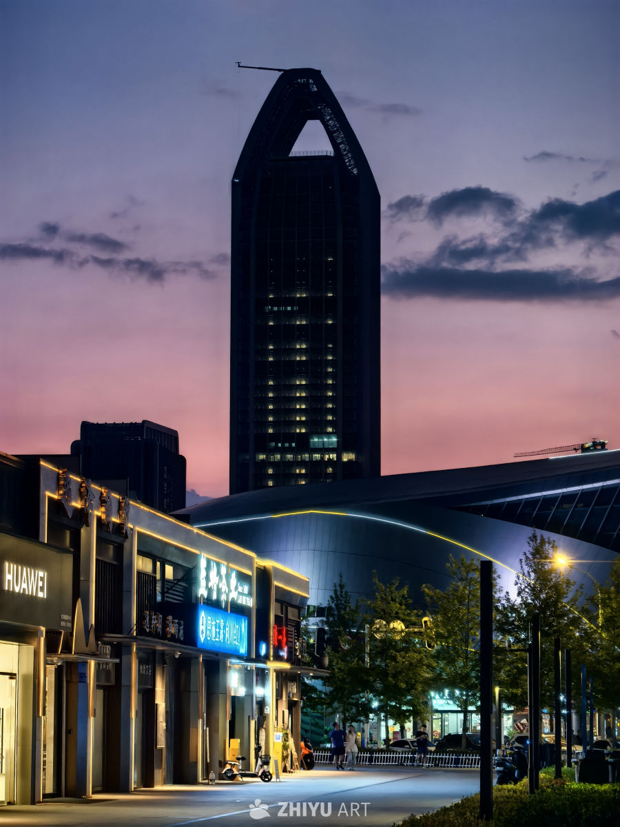 落日和月亮平分天空，霞光之海