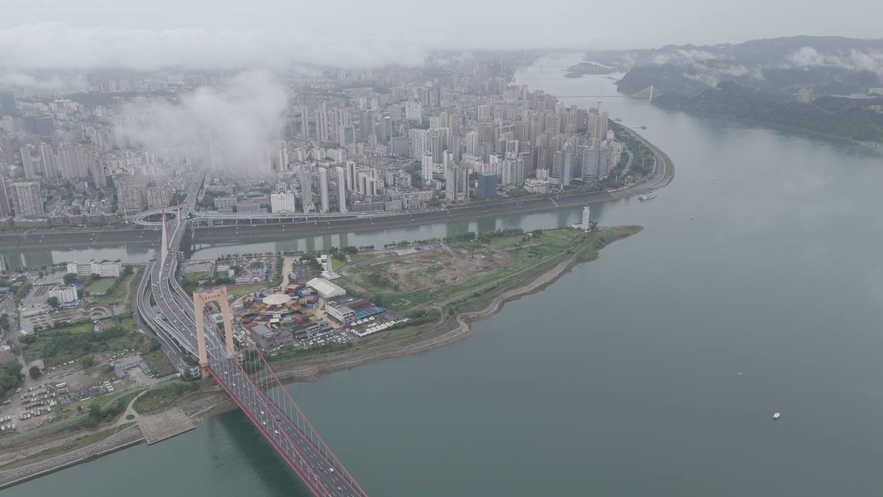 云雾缭绕的城市与桥梁