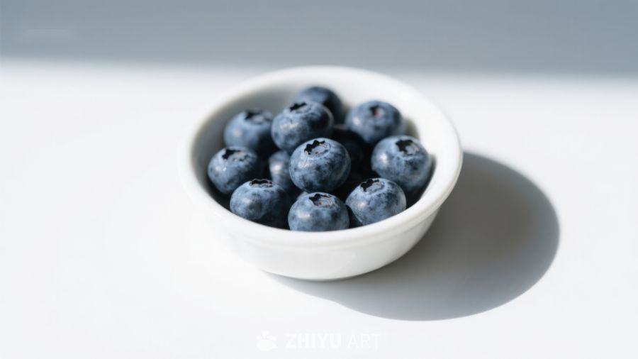 白色碗中的新鲜蓝莓 9