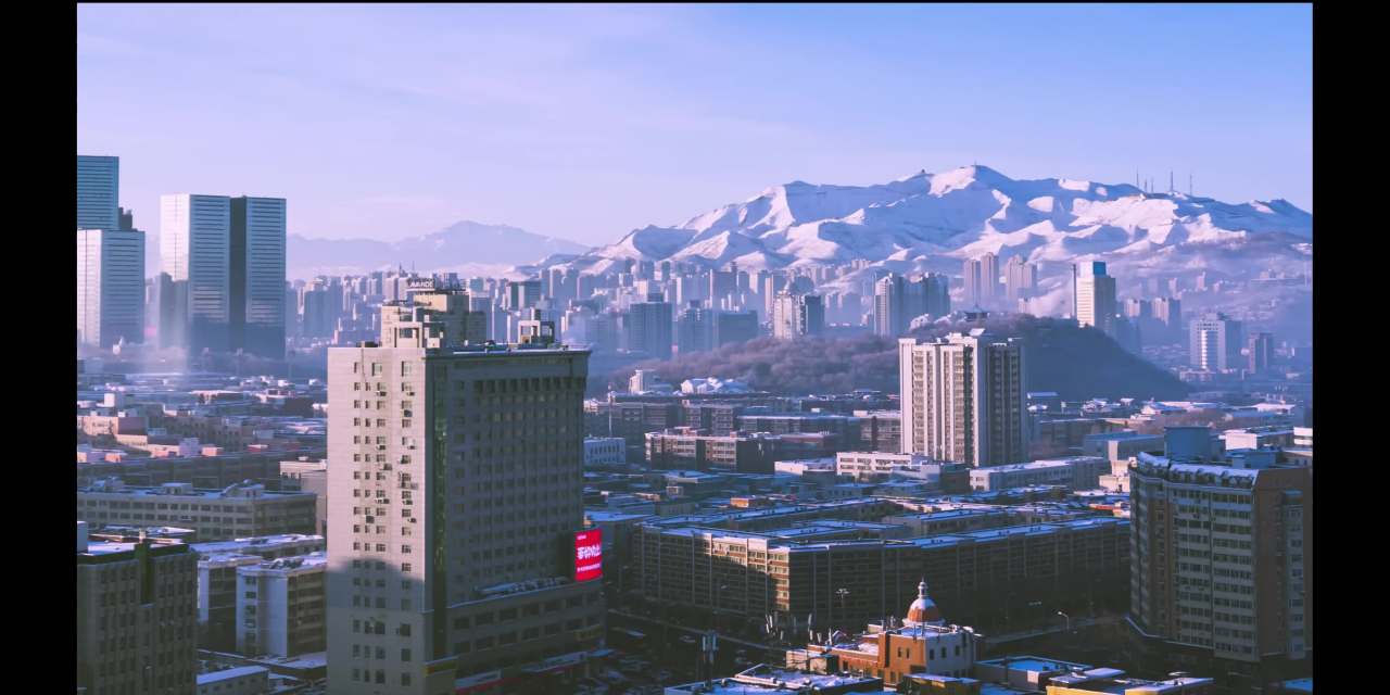 雪山下的城市清晨