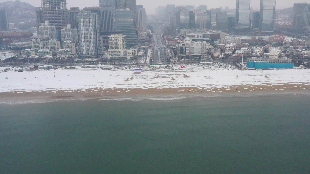 青岛石老人浴场海边雪景航拍 4