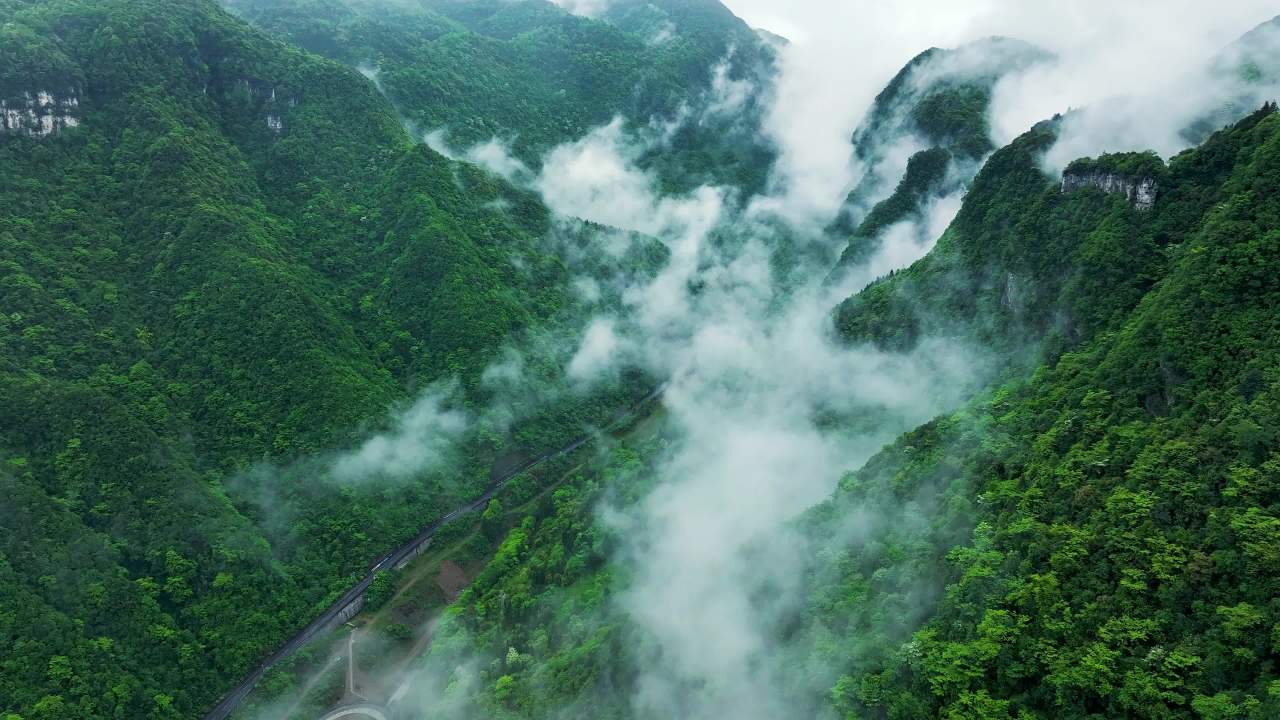 山间云雾航拍素材