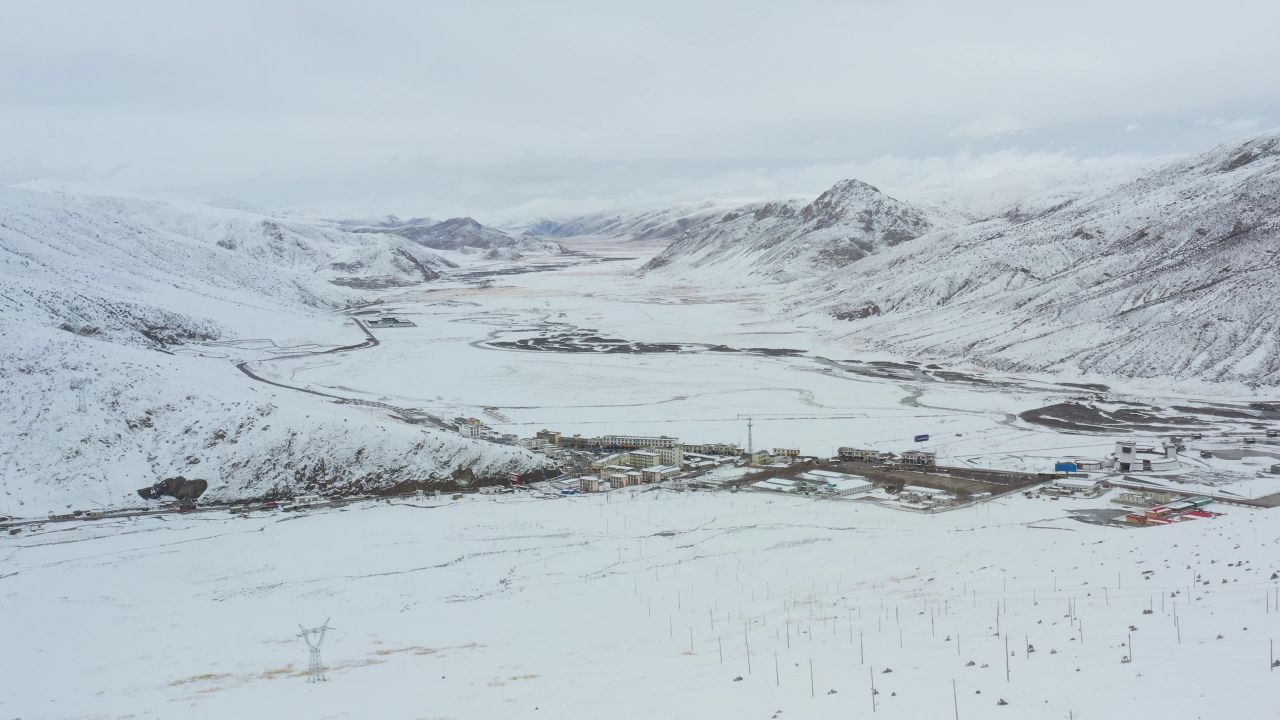 航拍冰天雪地的川藏线上邦达镇雪景
