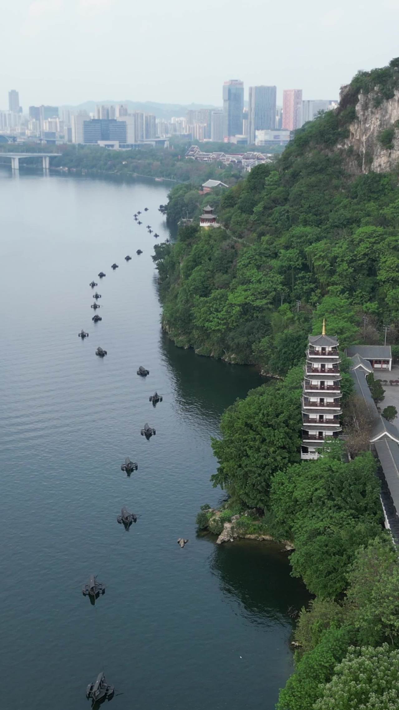 湖畔古塔静谧景