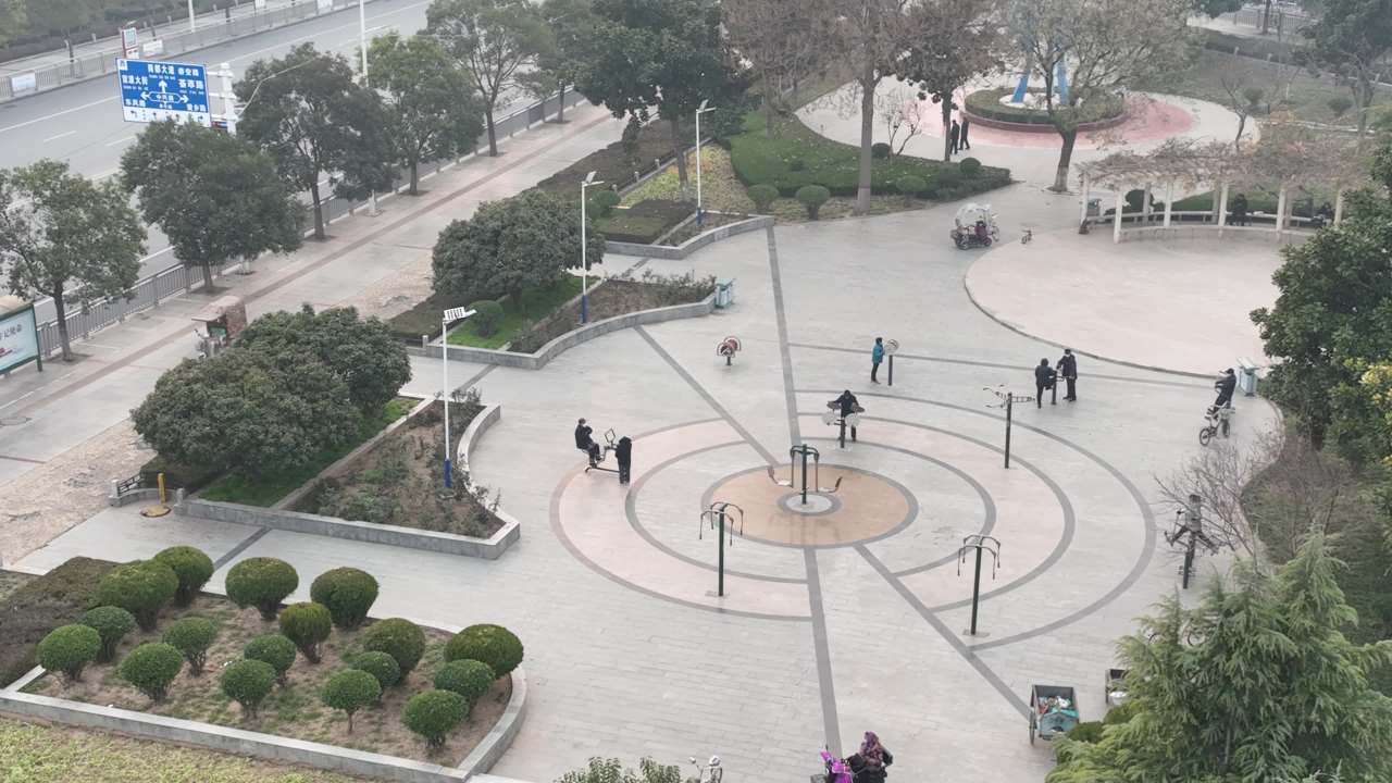 城市广场晨练场景