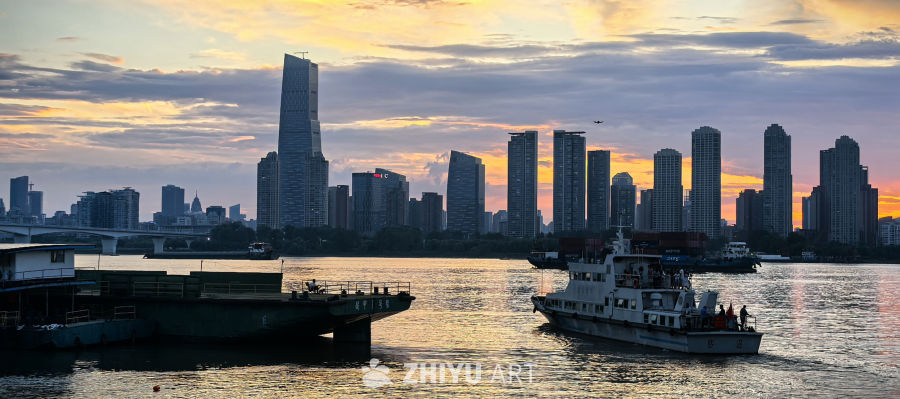 当天边逝去今年的最后一缕晚霞，来年愿你的心中仍有不灭的灯塔