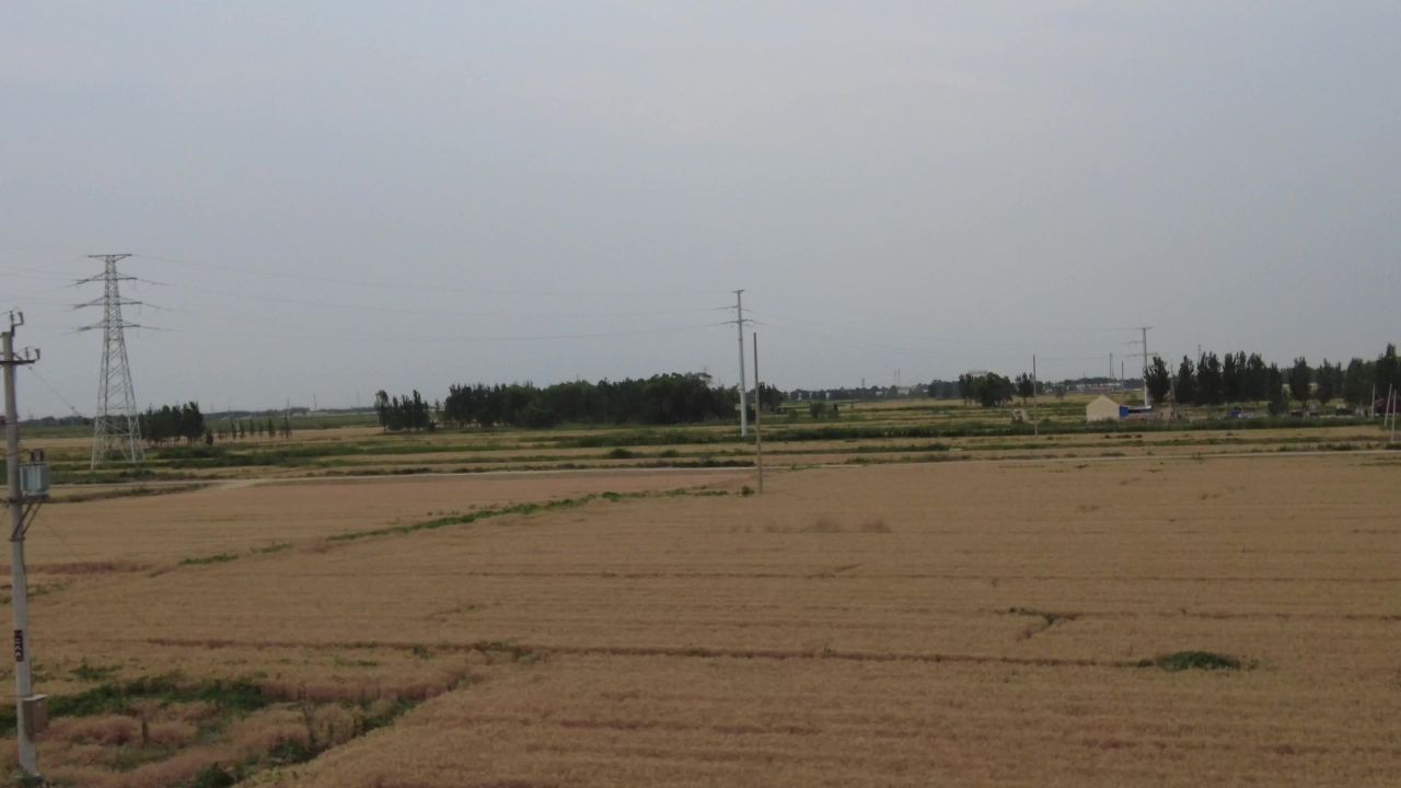 旅途风光蓝天白云高铁窗外实拍  