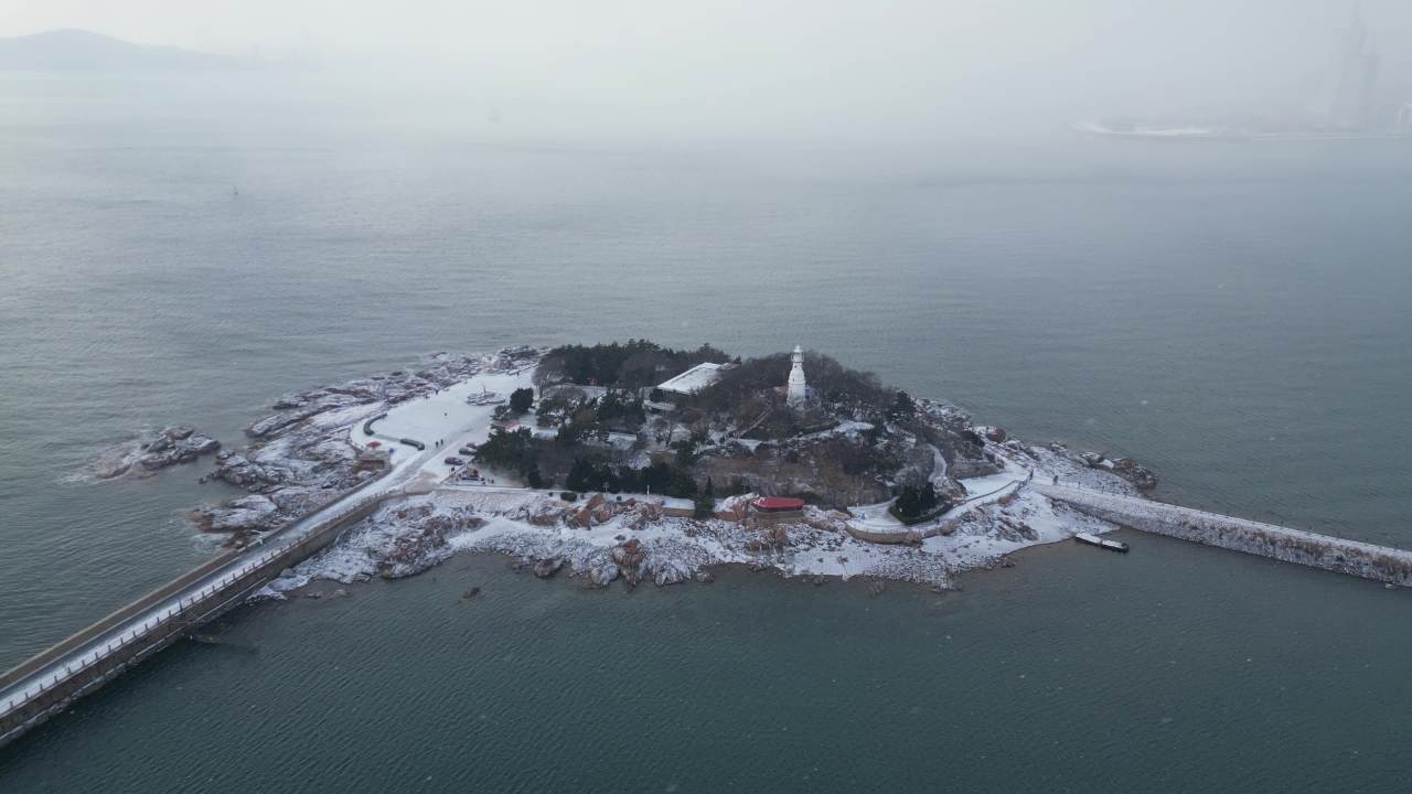 青岛市南海边老城区小青岛公园冬天雪景航拍 7