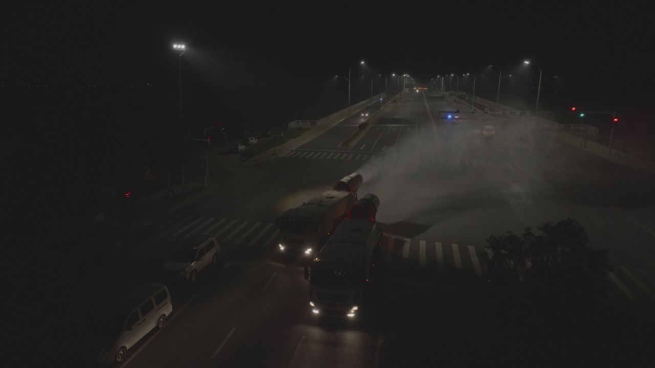 夜间雾中消防车行动