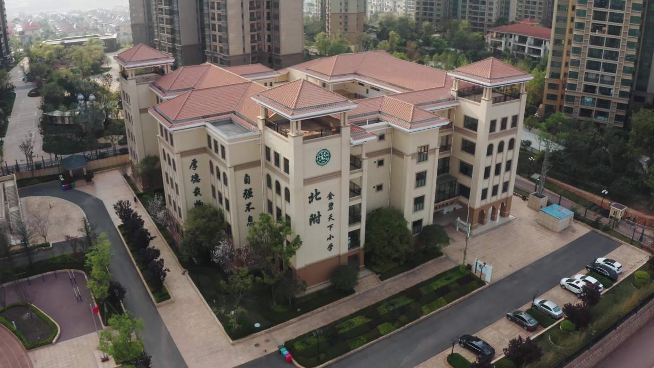 城市中的现代化学校航拍