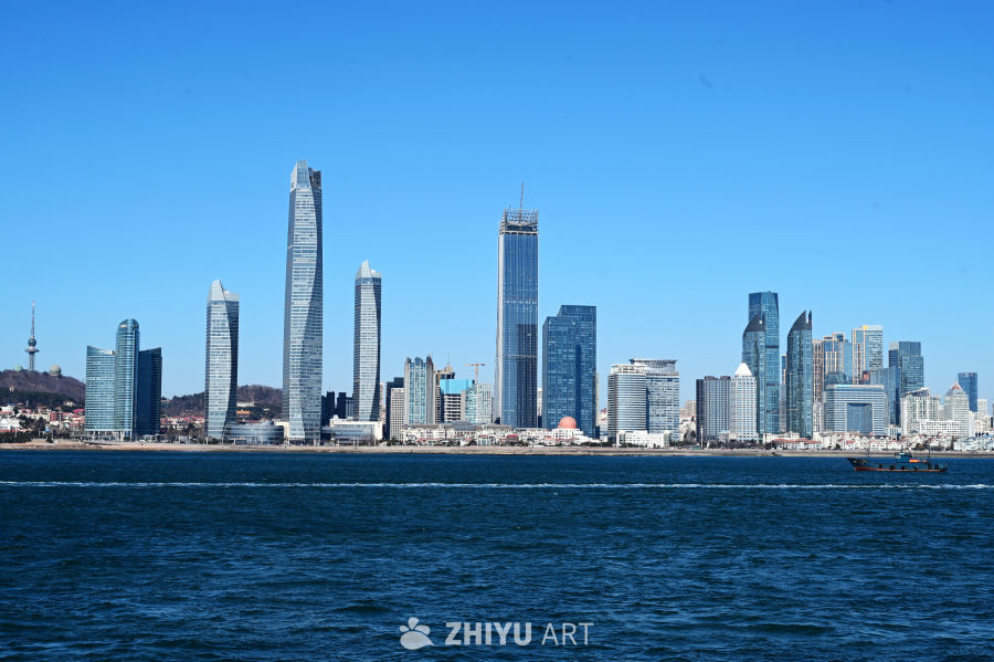 晴好蓝天青岛海上看海边的都市摩天大楼群 6
