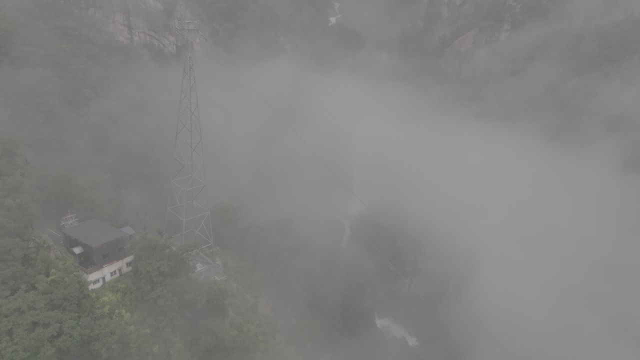 山间雾中缆车