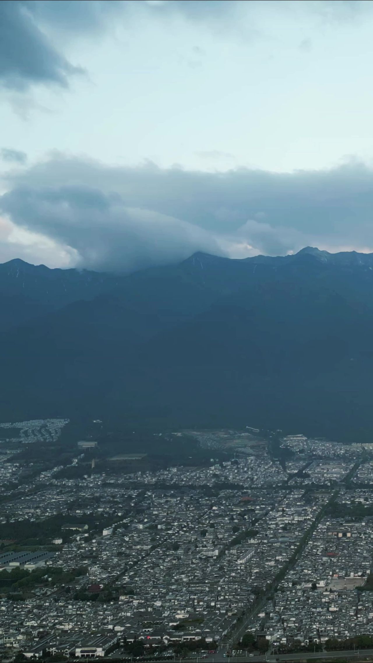 云南大理古城苍山竖屏航拍  