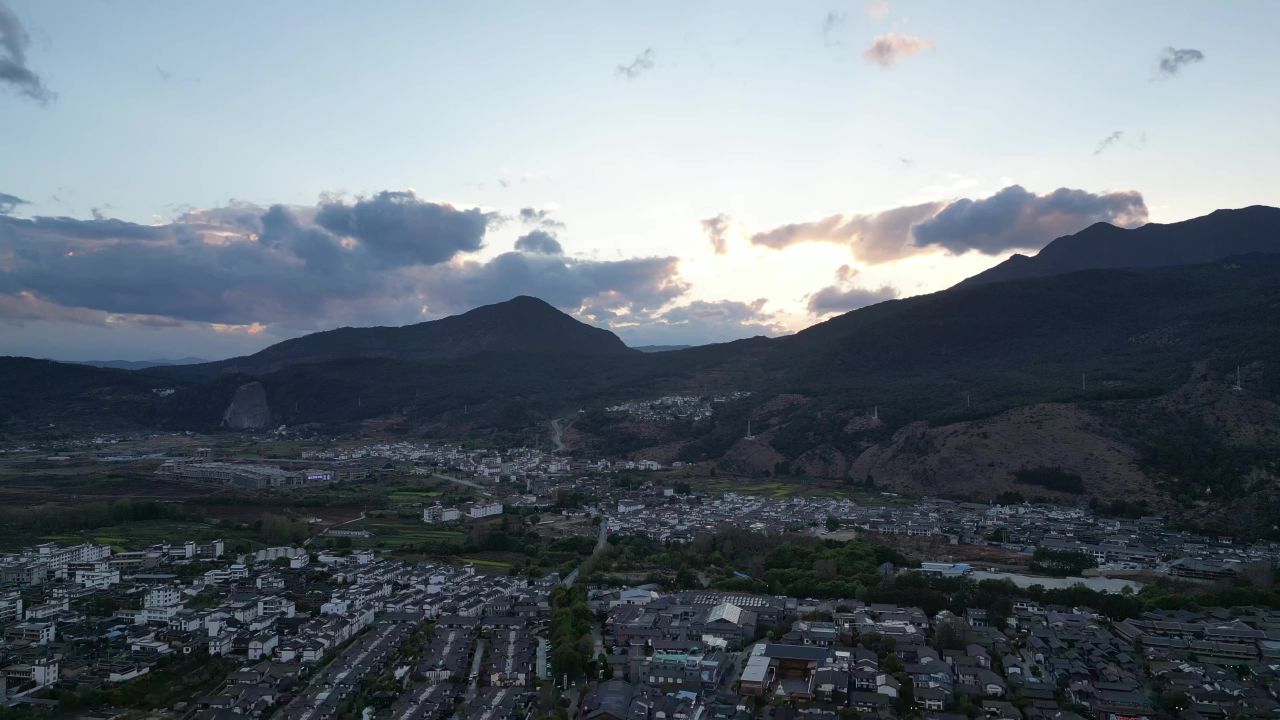 航拍云南丽江束河古镇4A景区