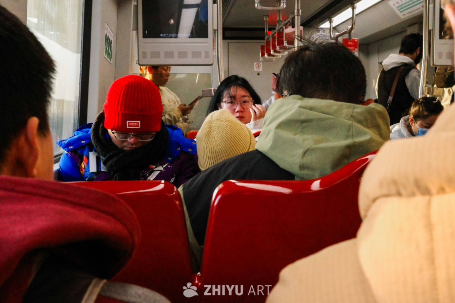地铁车厢内的日常瞬间